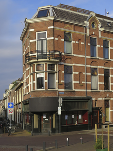 907578 Gezicht op het winkelhoekpand Kievitstraat 2 te Utrecht, met links de Koekoekstraat.N.B. Bouwjaar: 1900Winkels: ...